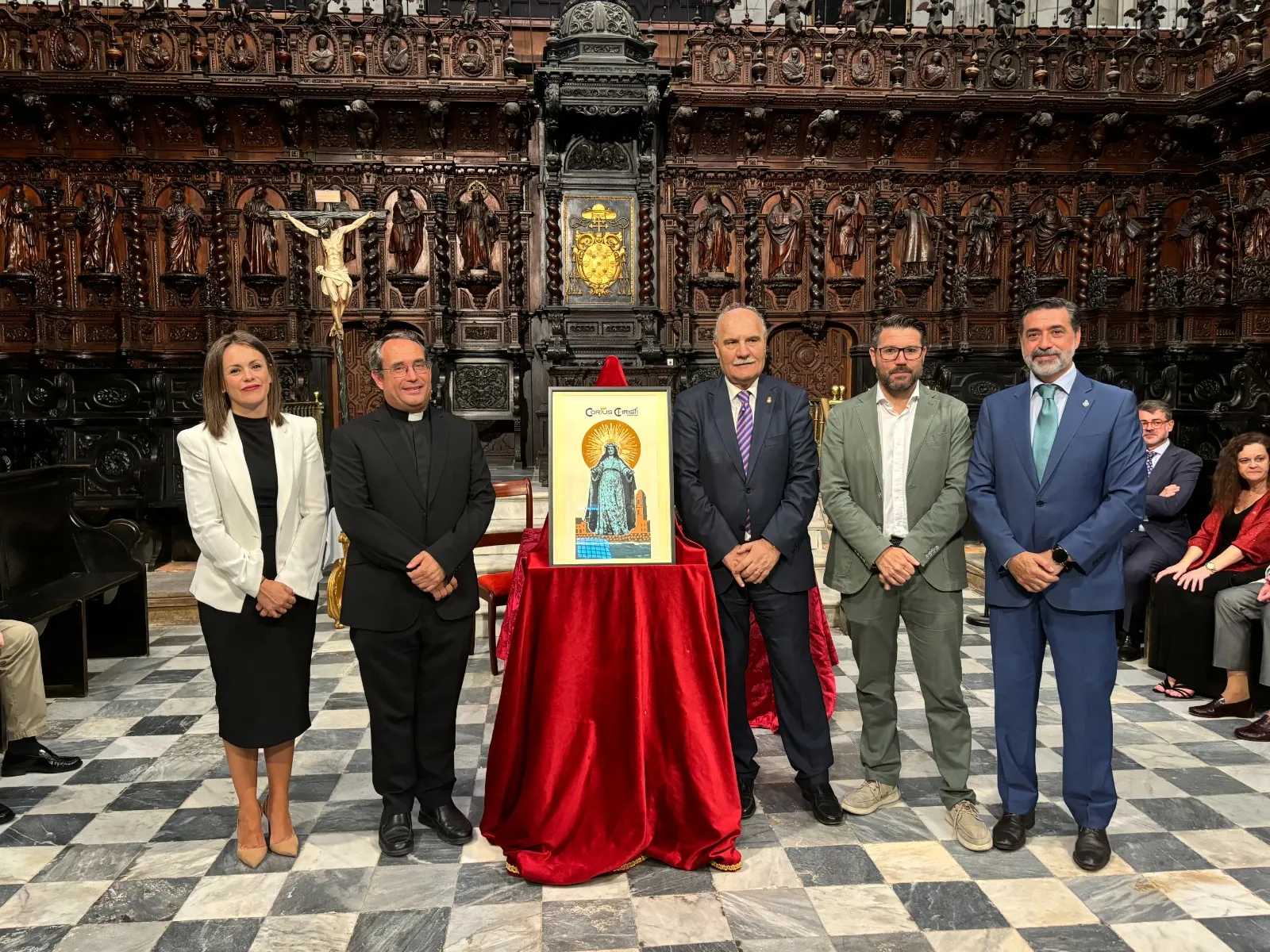 Autoridades con la imagen que anuncia la fiesta 