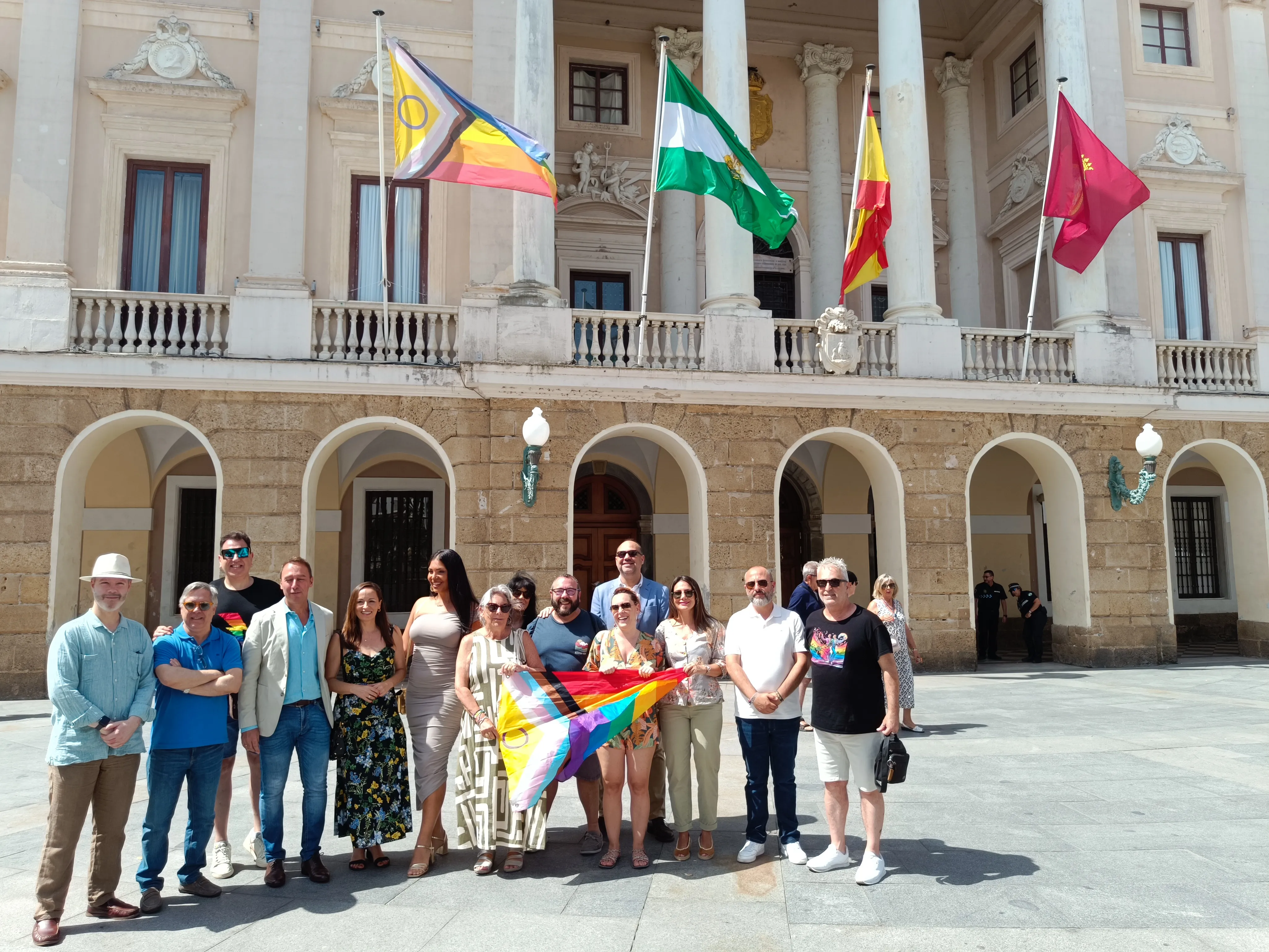 El Ayuntamiento de Cádiz luce ya la bandera inclusiva