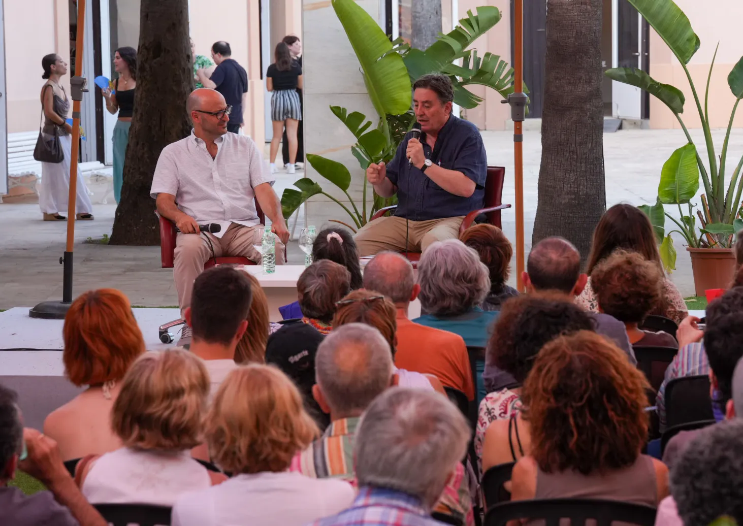 El poeta y director del Instituto Cervantes, Luis García Montero, conversando con el coordinador de la Feria del Libro de Cádiz, Alejandro Luque. 