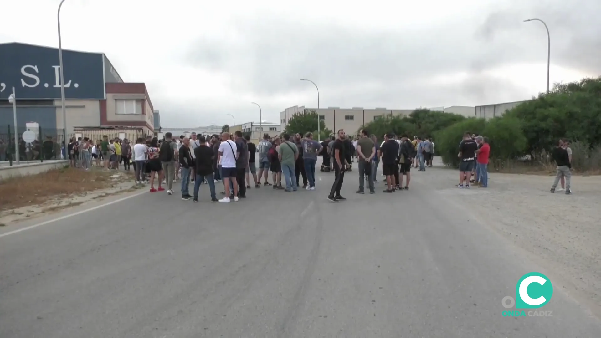 Trabajadores concentrados este miércoles en uno de los accesos de la factoría de Navantia Puerto Real.