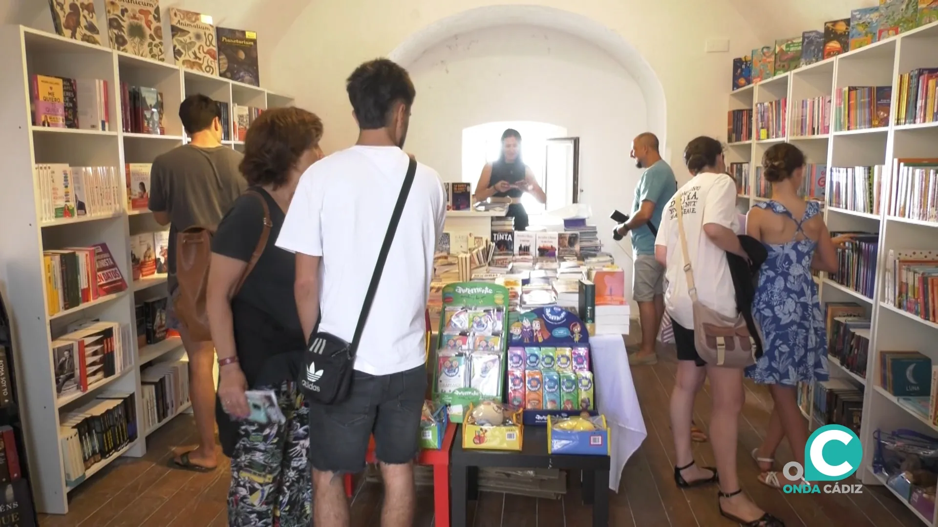 Público en una de las salas del Baluarte de la Candelaria durante la Feria del Libro de Cádiz. 