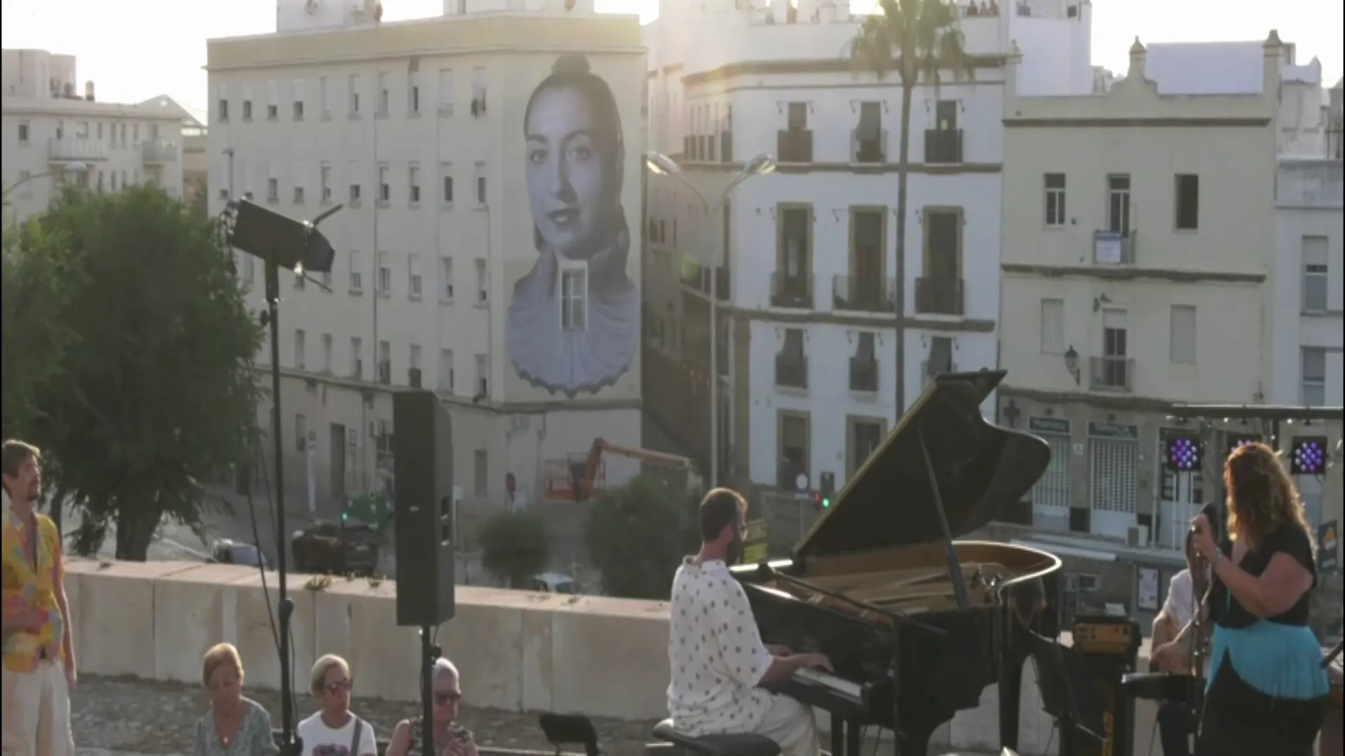 Imagen del concierto homenaje a La Perla de Cádiz en el paseo superior de Puerta de Tierra.