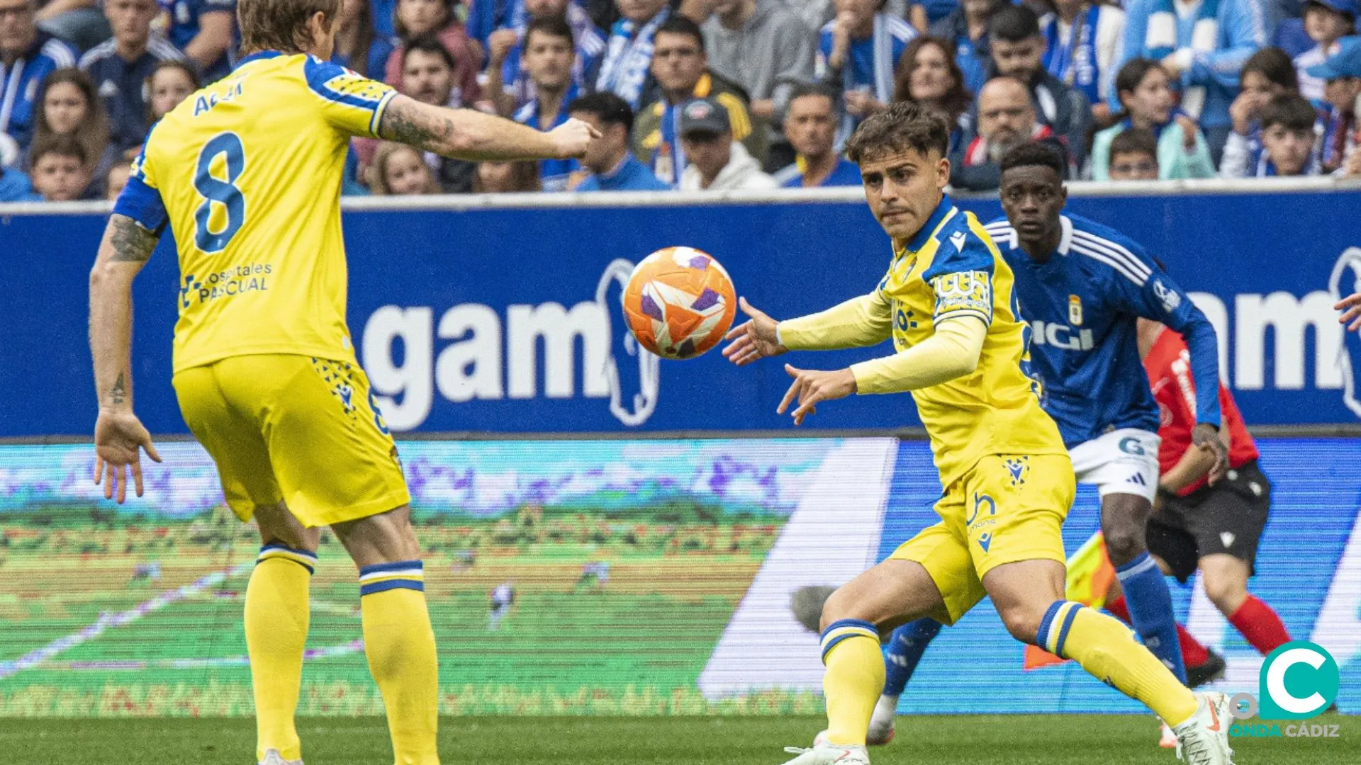 Melendo y Alex Fernández en una acción del encuentro (Foto: LaLiga)