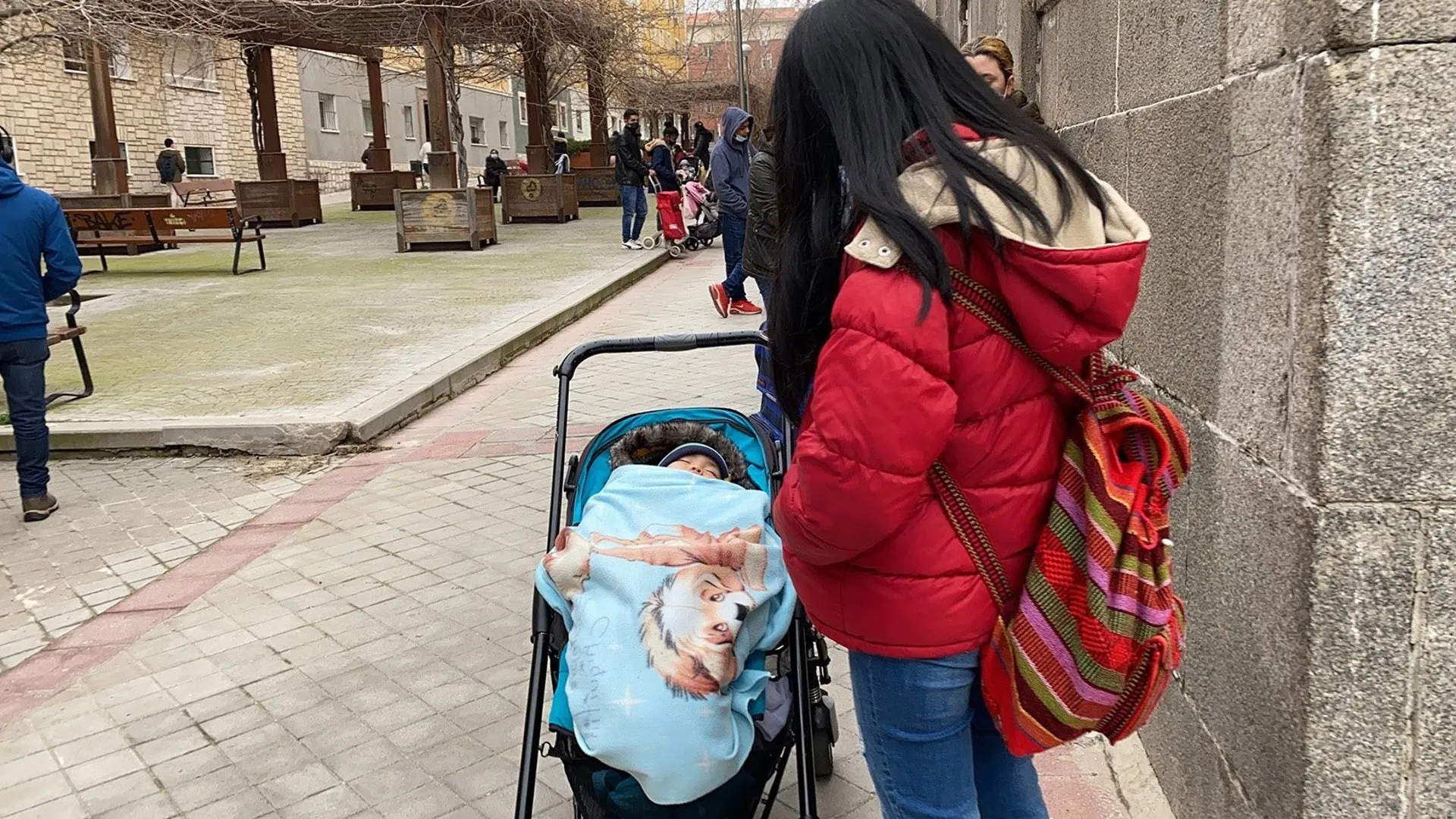 Una madre con su hijo en una imagen de archivo