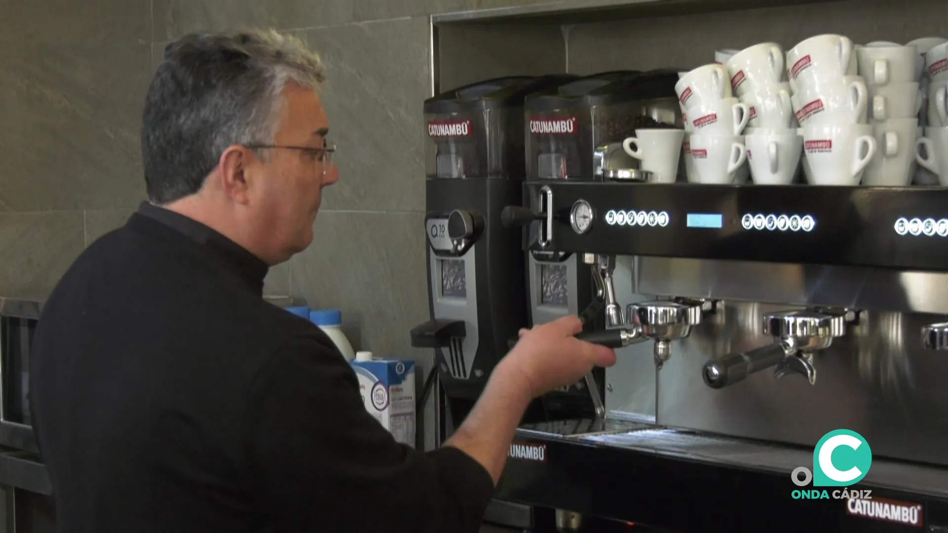 Empleado del sector de la hostelería en un establecimiento de Cádiz, en una imagen de archivo. 