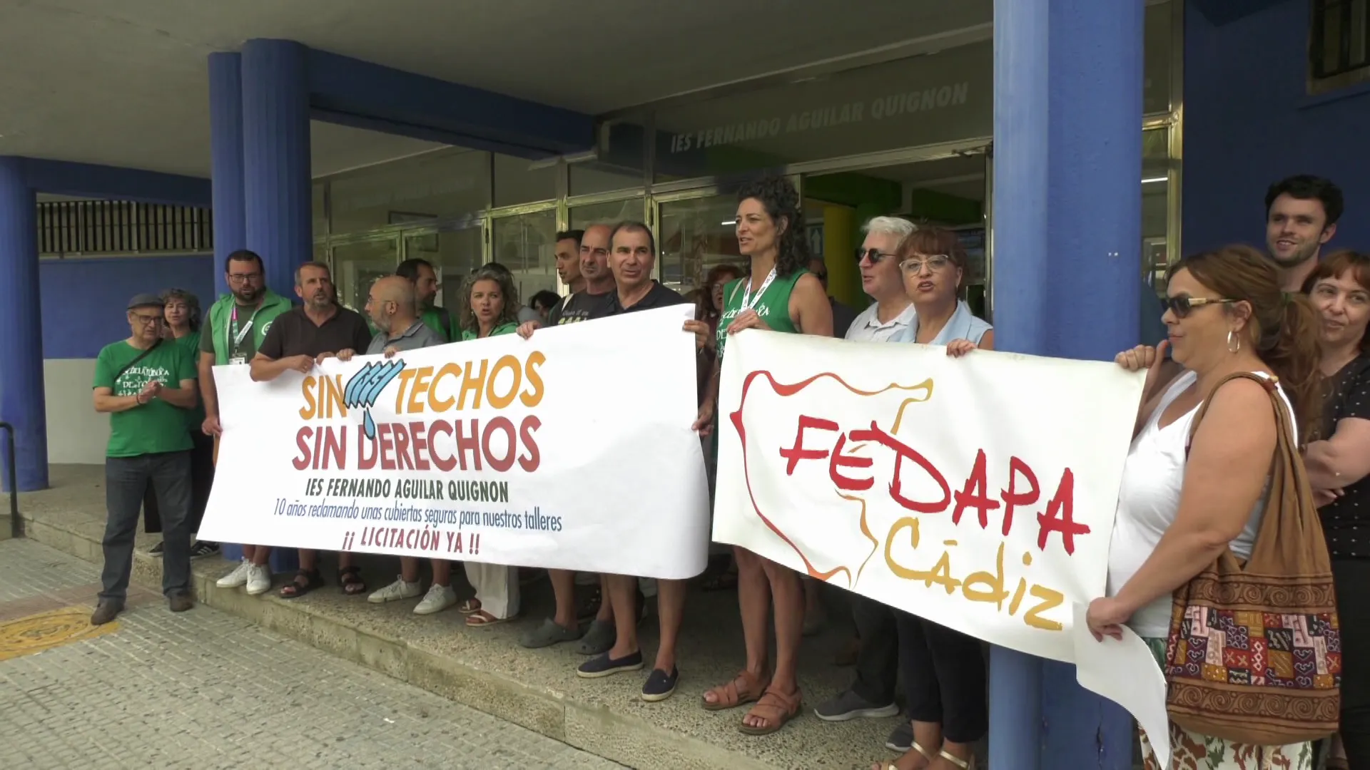 Concentración, este lunes, a las puertas del IES Fernando Aguilar Quignon.
