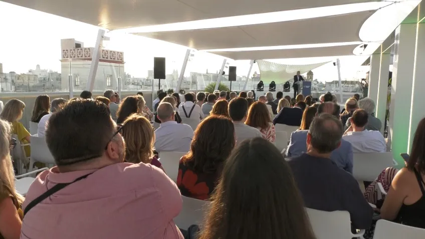 Unicaja inaugura un nuevo espacio cultural en el cielo de Cádiz.