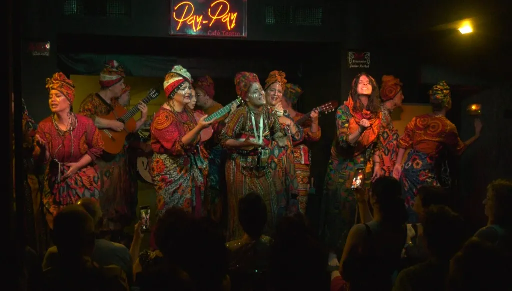 La comparsa 'La valla' recoge el premio Candela y Espino en el Pay Pay.