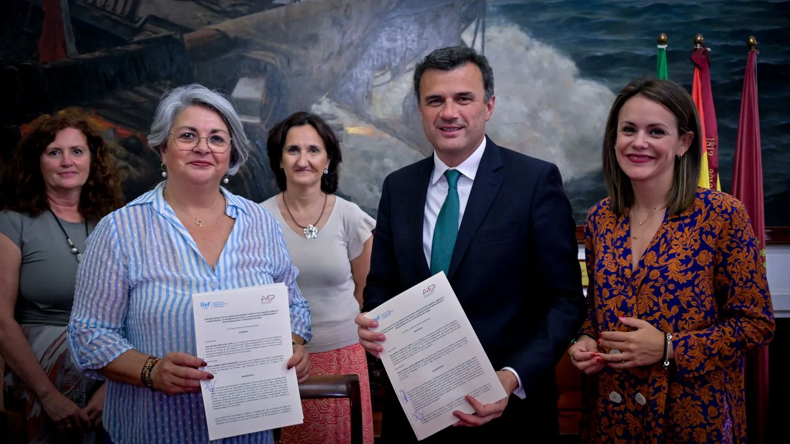 Un momento tras la firma del convenio.