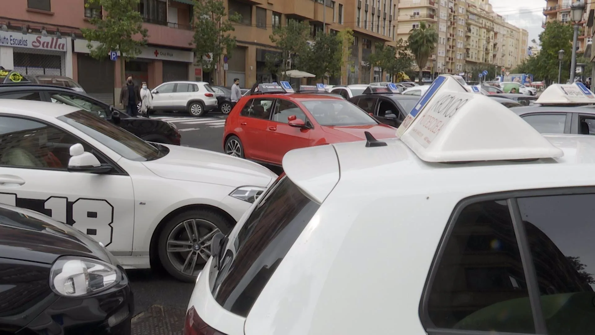 Los vehículos de las autoescuelas se manifiestan en la calles en una imagen de archivo