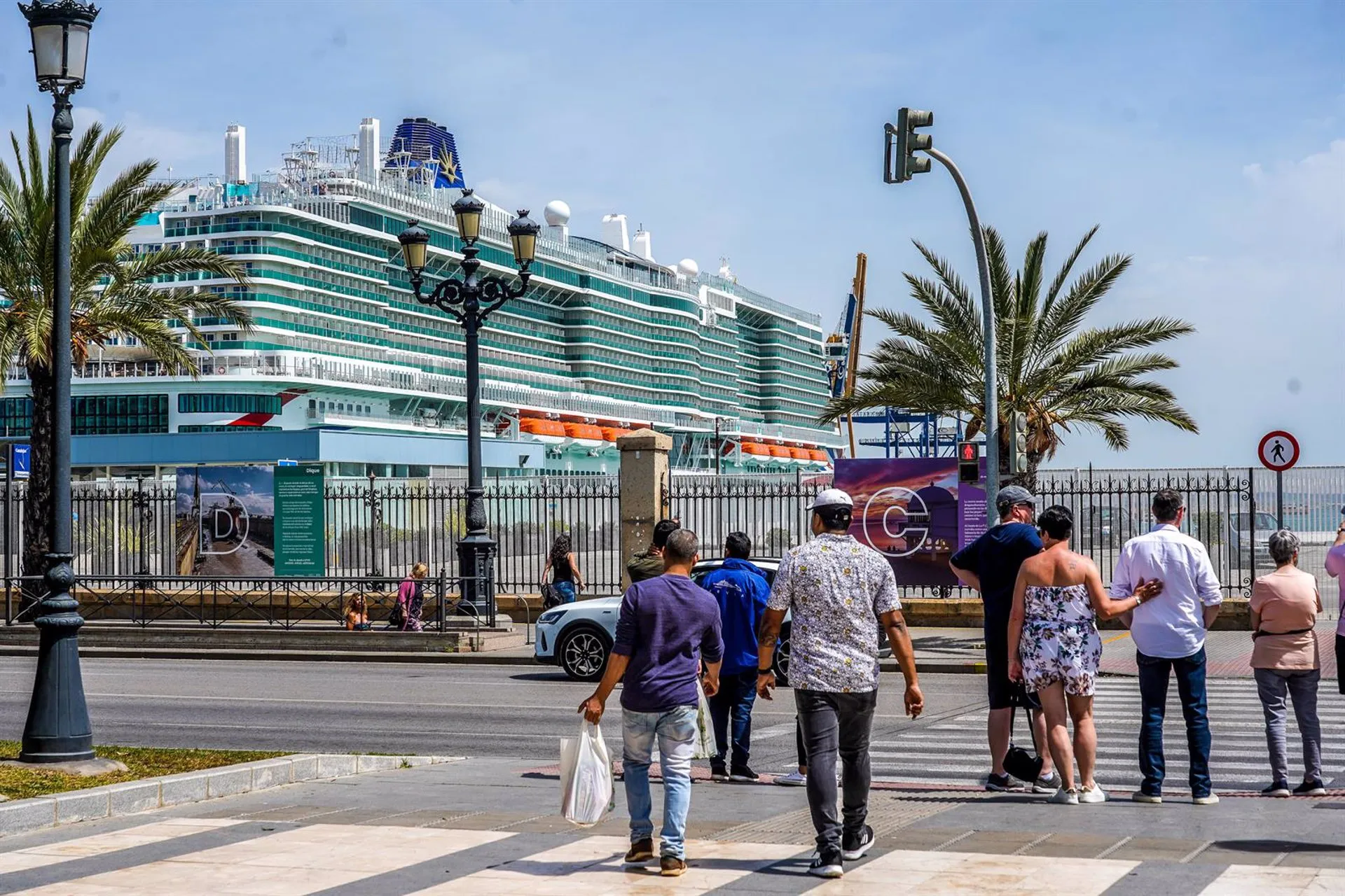 Turistas del crucero anclado en el puerto de Cádiz.