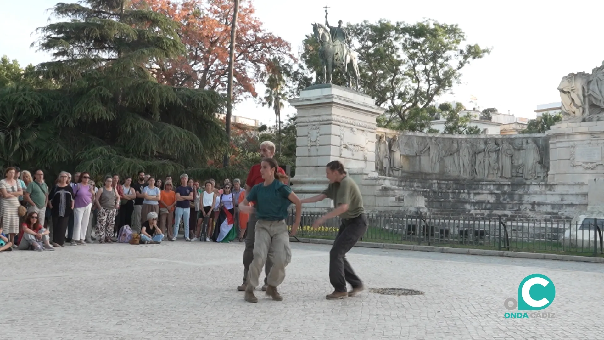 Representación de la pieza 'Adama'  de la compañía Marcat Dance en Plaza de España. 