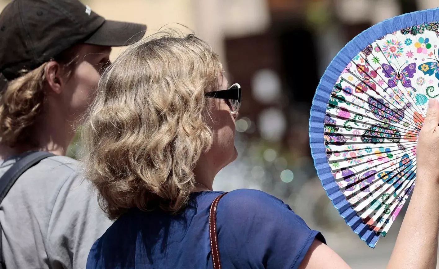 Evitar exponerse al sol durante las horas centrales del día es una de las recomendaciones en estos días de ola de calor.