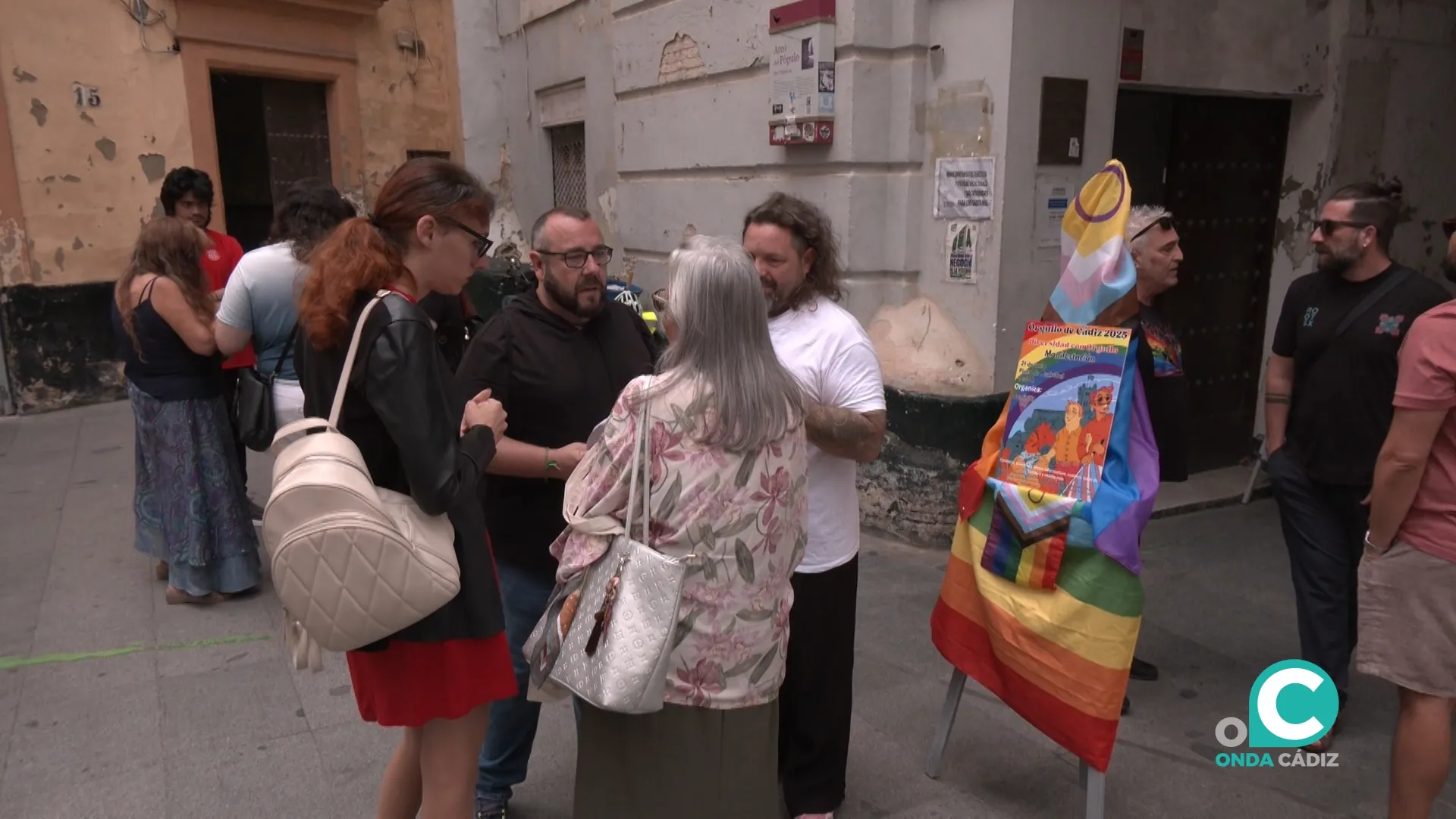 Miembros de la plataforma 'Comisión 28J' Cádiz en la presentación del cartel de la manifestación con motivo del Día del Orgullo 2025.