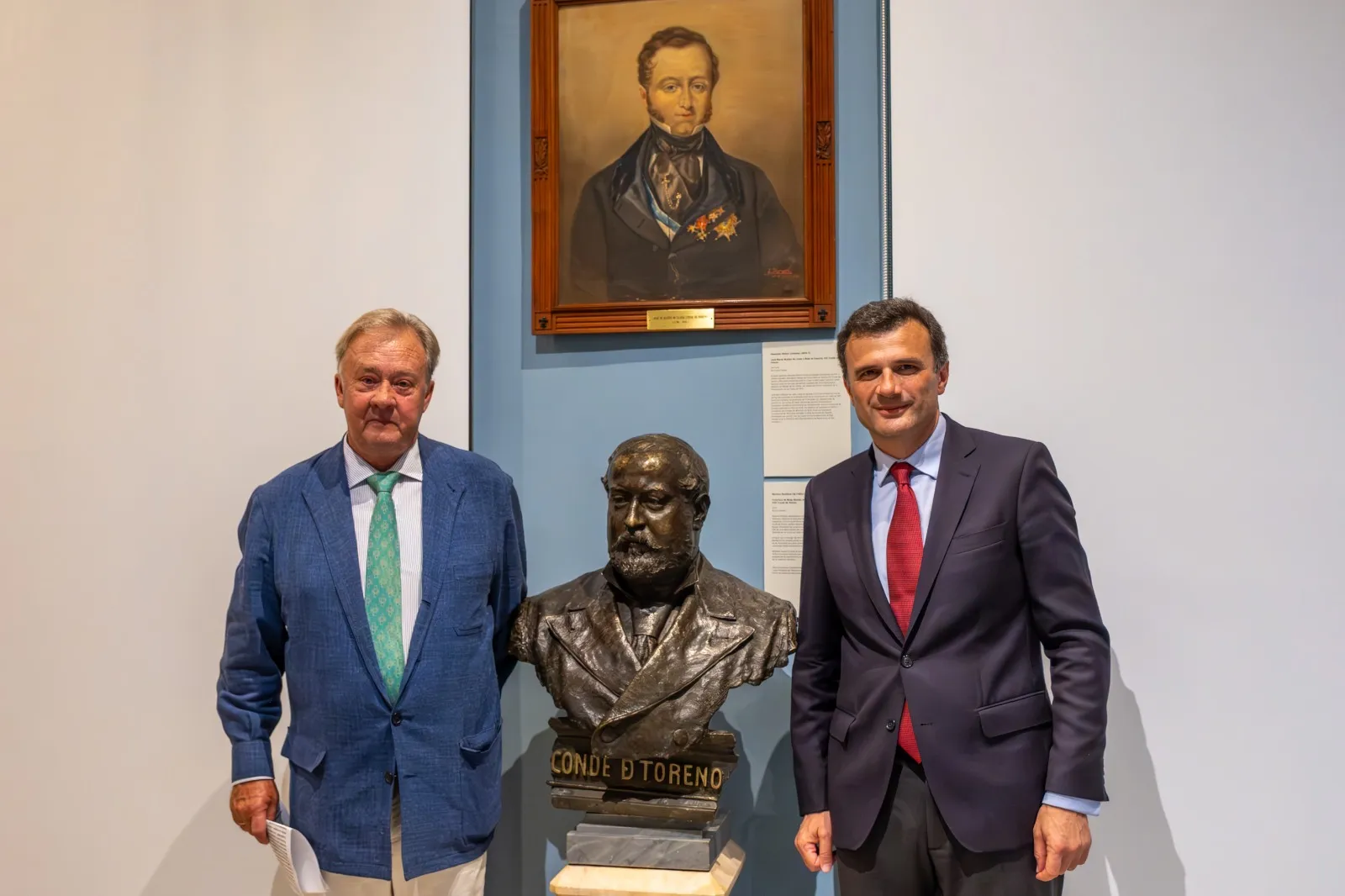 El alcalde de la ciudad, Bruno García, y Francisco de Borja Queipo de Llano y Fernández de Villaciencio, conde de Toreno, posan junto al busto del VIII Conde de Toreno.