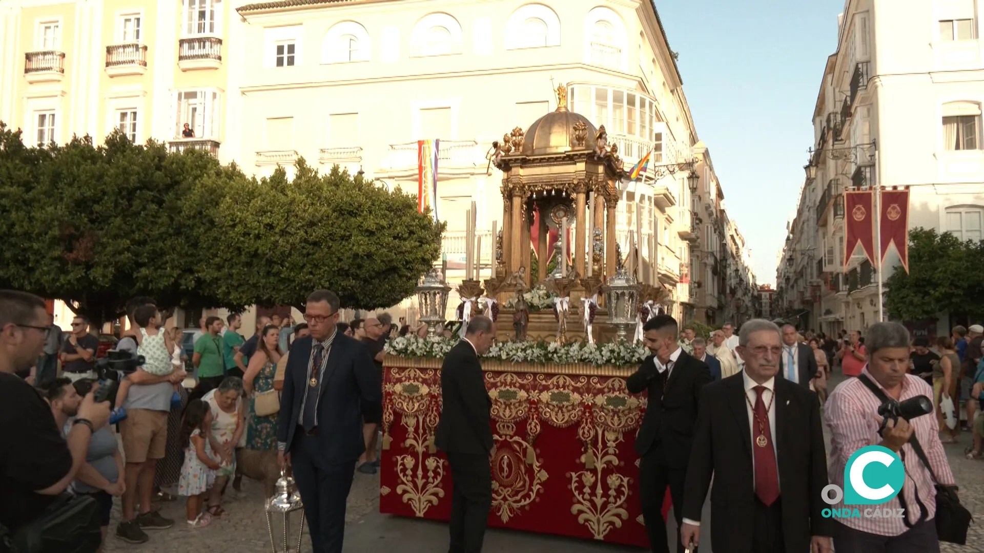 10 pasos formaron el cortejo de la procesión del Corpus Chico en Cádiz. 