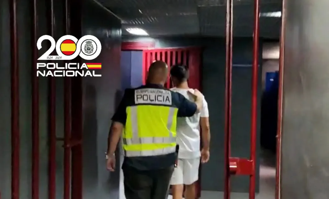 Un agente conduce al detenido por violencia contra su pareja en plena calle en Cádiz.