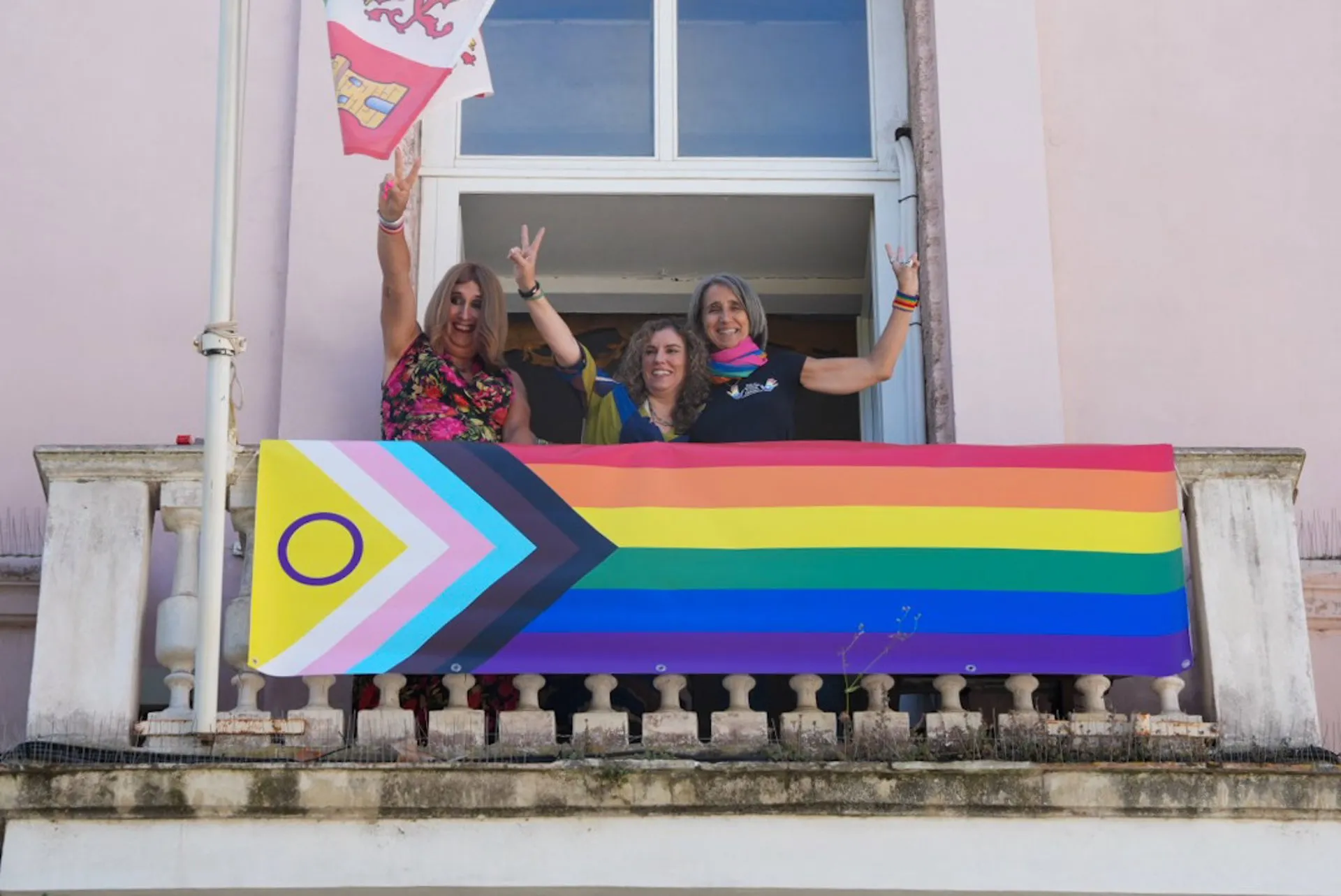 La diputada de Igualdad, Susana Sánchez Toro, tras desplegar la bandera arcoiris en el balcón del Palacio Provincial