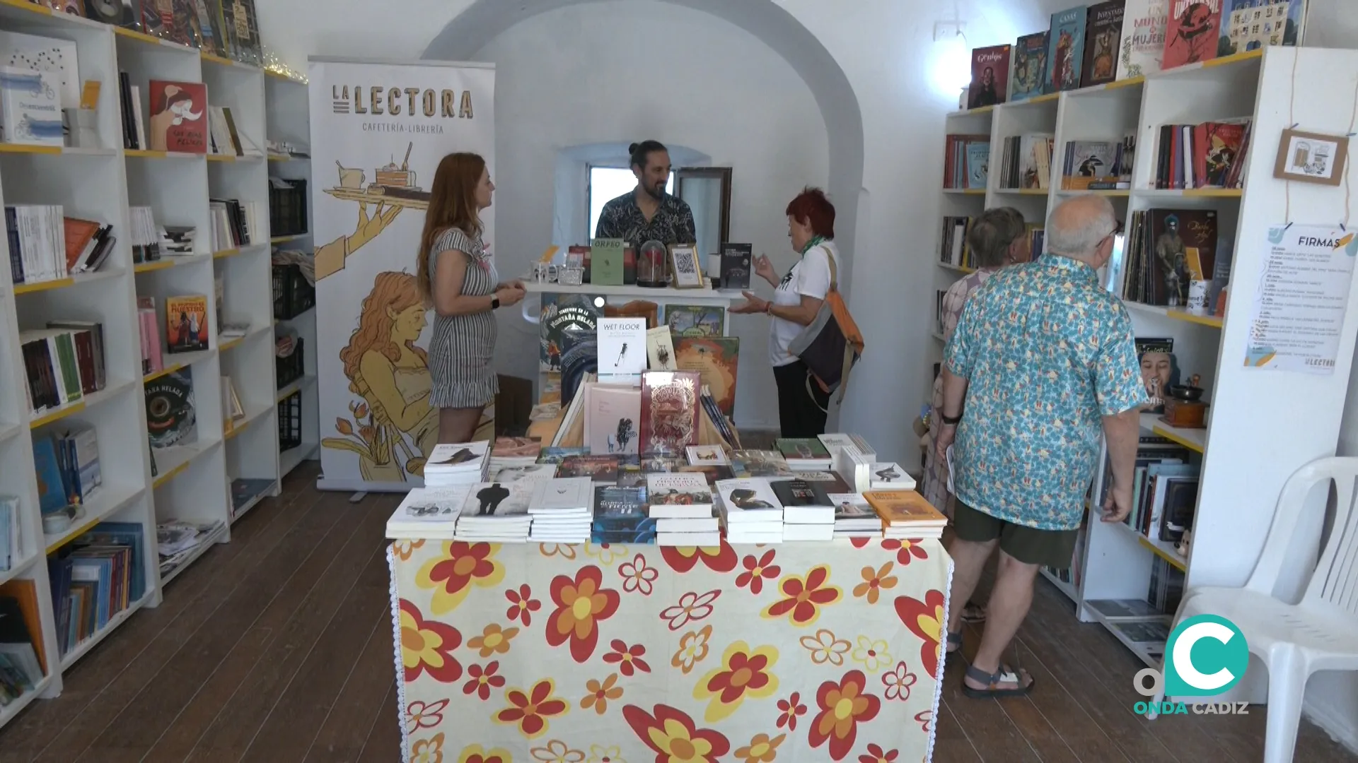 Personas visitando las casamatas de la Feria del Libro de Cádiz.