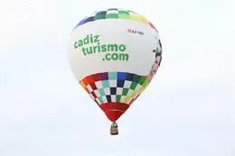El globo del Patronato Provincial de Turismo con la imagen de la Gitana por los cielos de la Sierra de Cádiz, a 7 de mayo de 2025, en Cádiz