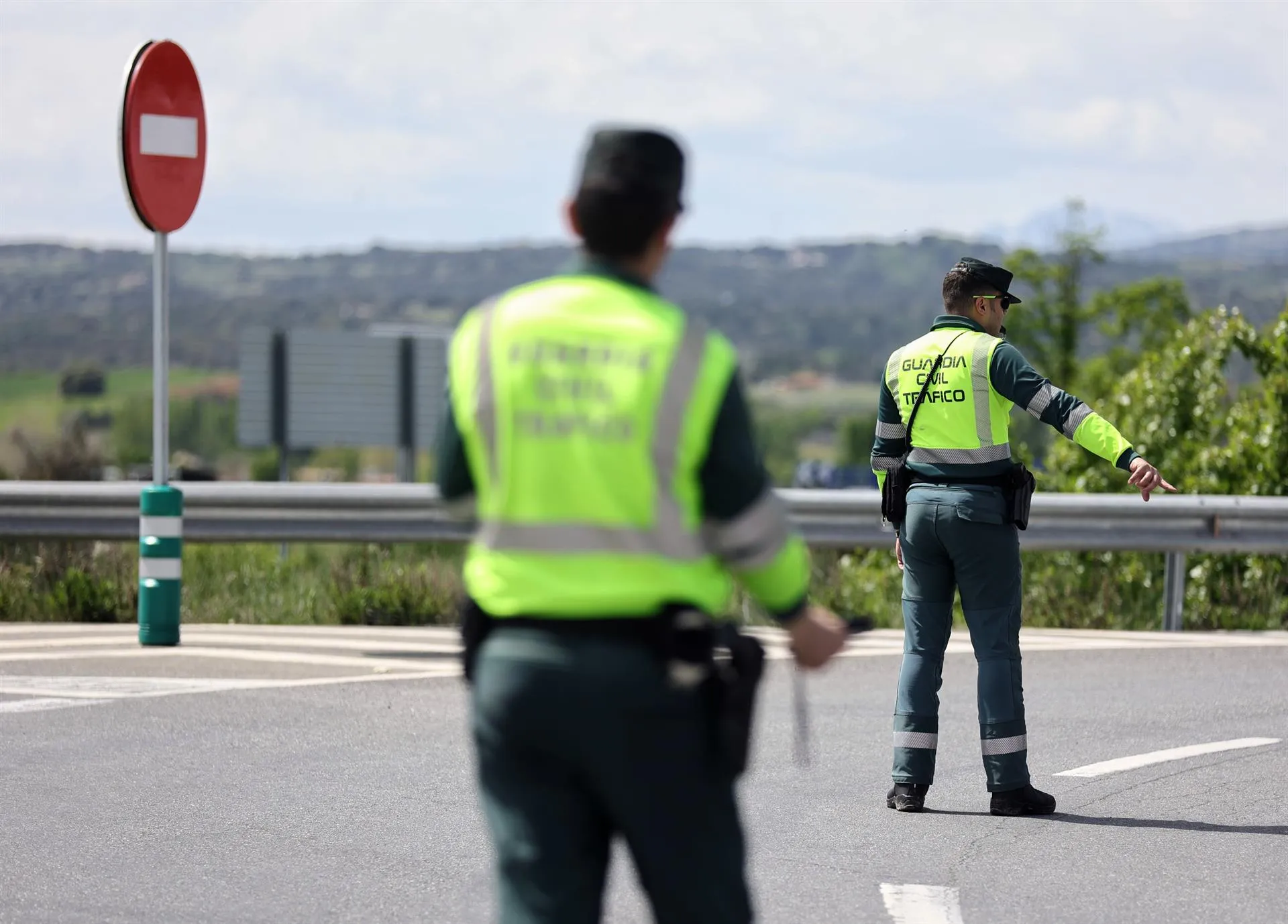 Agentes en un control de carretera en una imagen de archiivo