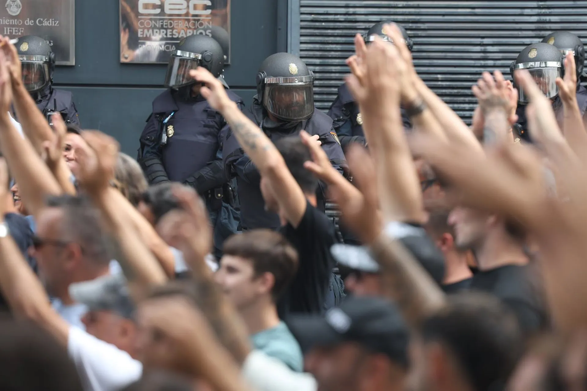 Agentes junto a los manifestantes en la jornada de este martes en la capital gaditana