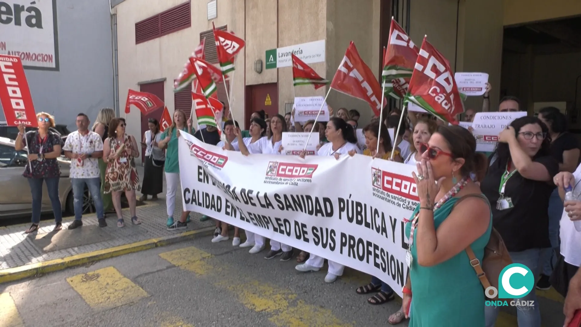 Protesta de la plantilla de la lavandería del Puerta del Mar en su lugar de trabajo. 