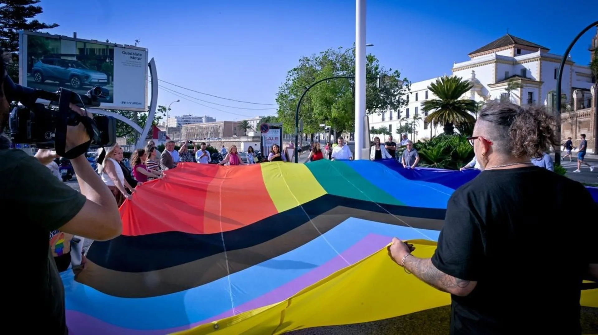 Representantes institucionales, sociales y del colectivo izan la bandera del colectivo Lgtbi