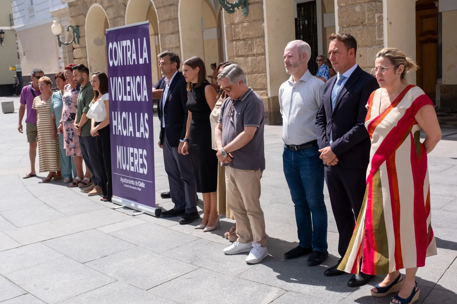 Un momento de la concentración respetuosa en la plaza de San Juan de Dios