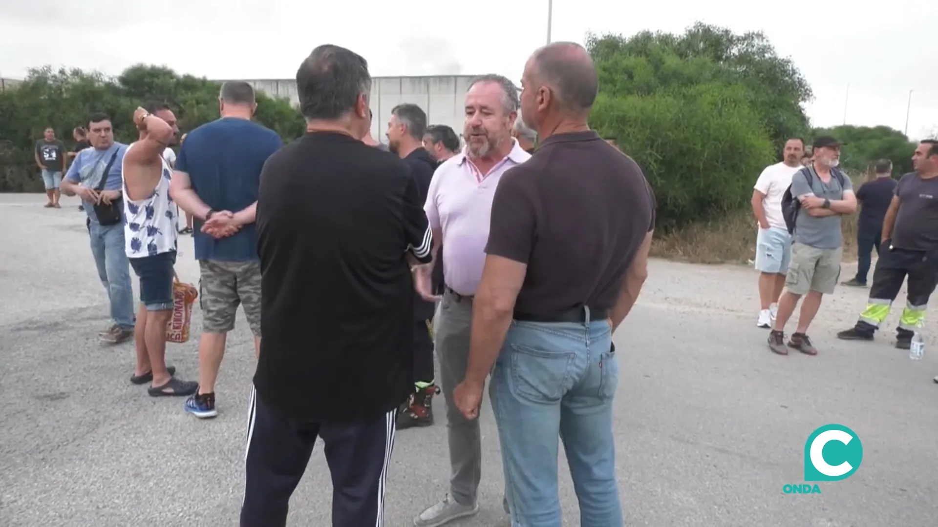 El secretario provincial de Cádiz de Industria de UGT, Antonio Montoro, con trabajadores del metal.