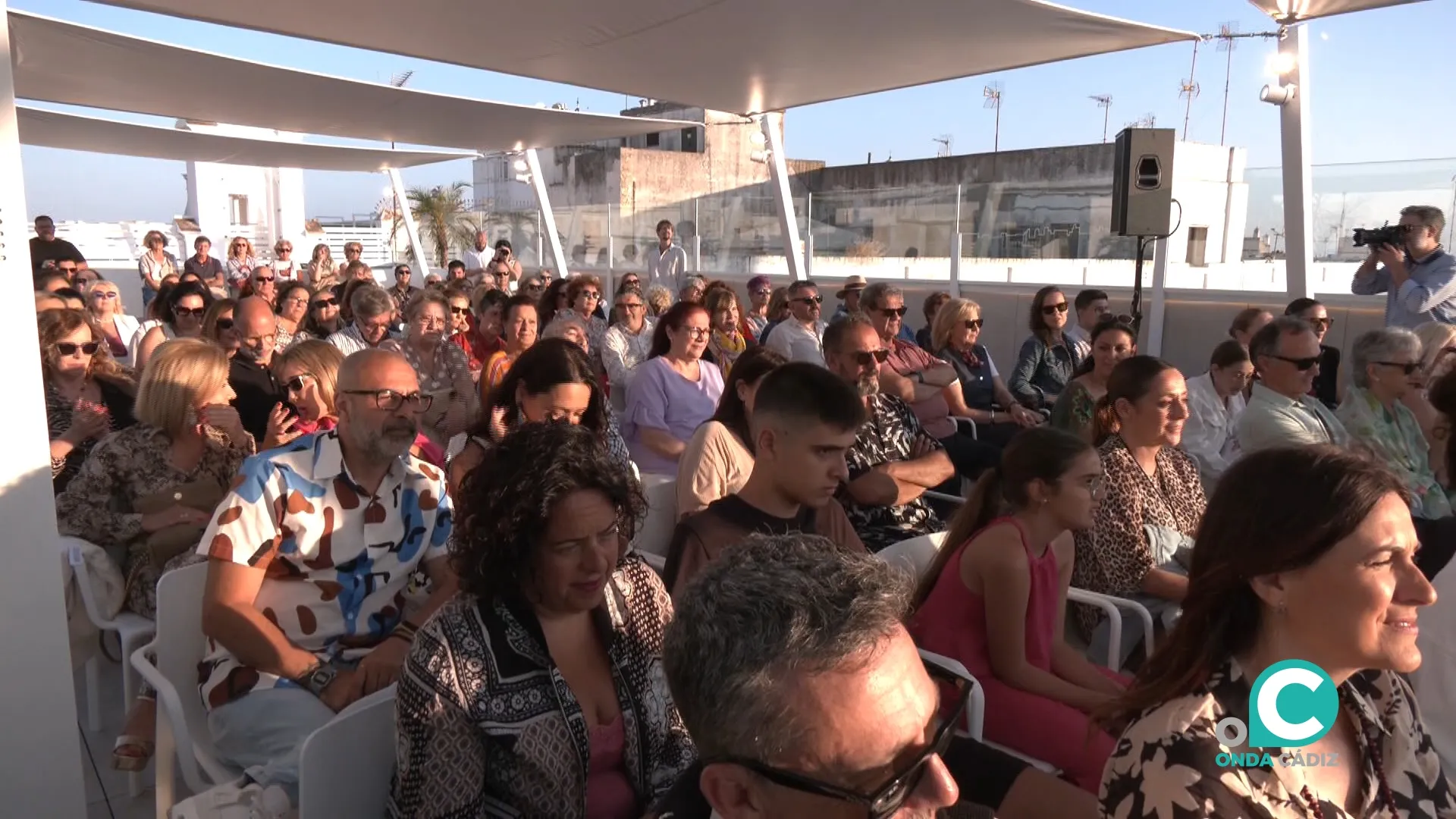 Público disfrutando de uno de los conciertos en la terraza de la Fundación Unicaja de Cádiz. 