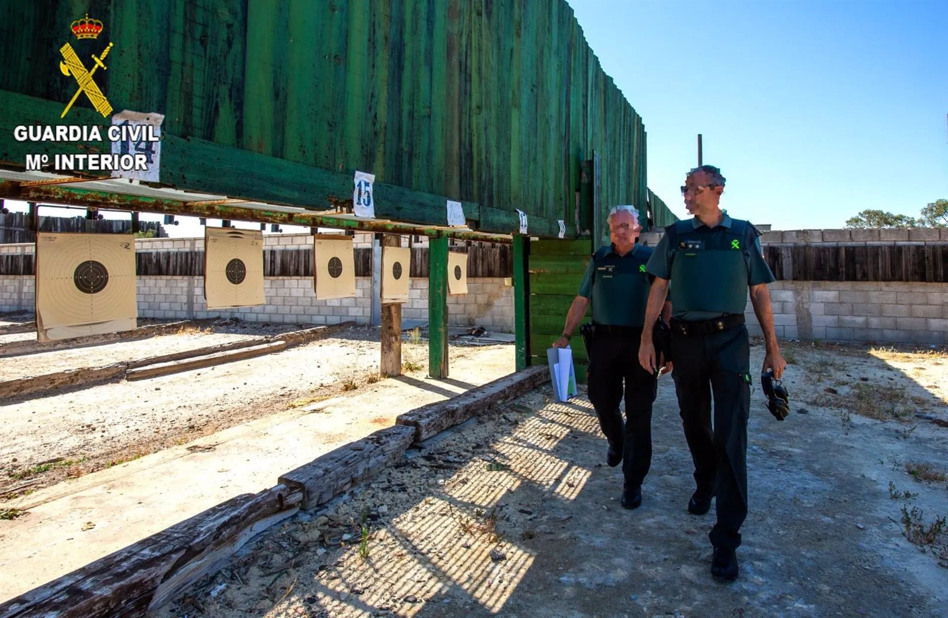 Agentes de la Guardia Civil de Cádiz en un operativo contra informes médicos fraudulentos.