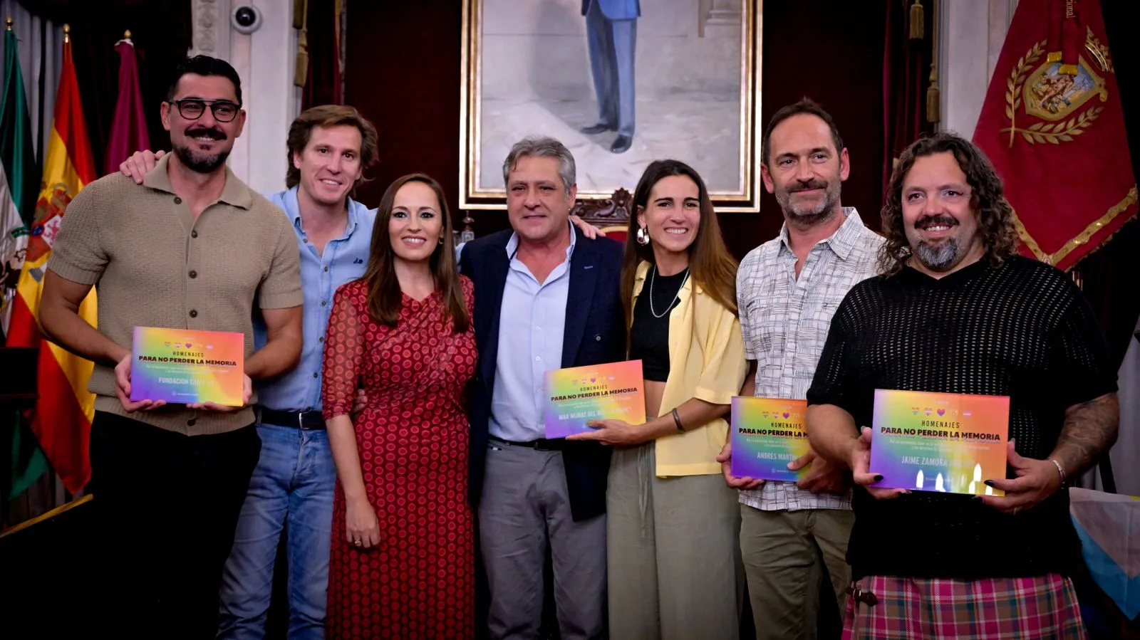 Los homenajeados con las autoridades tras finalizar el acto