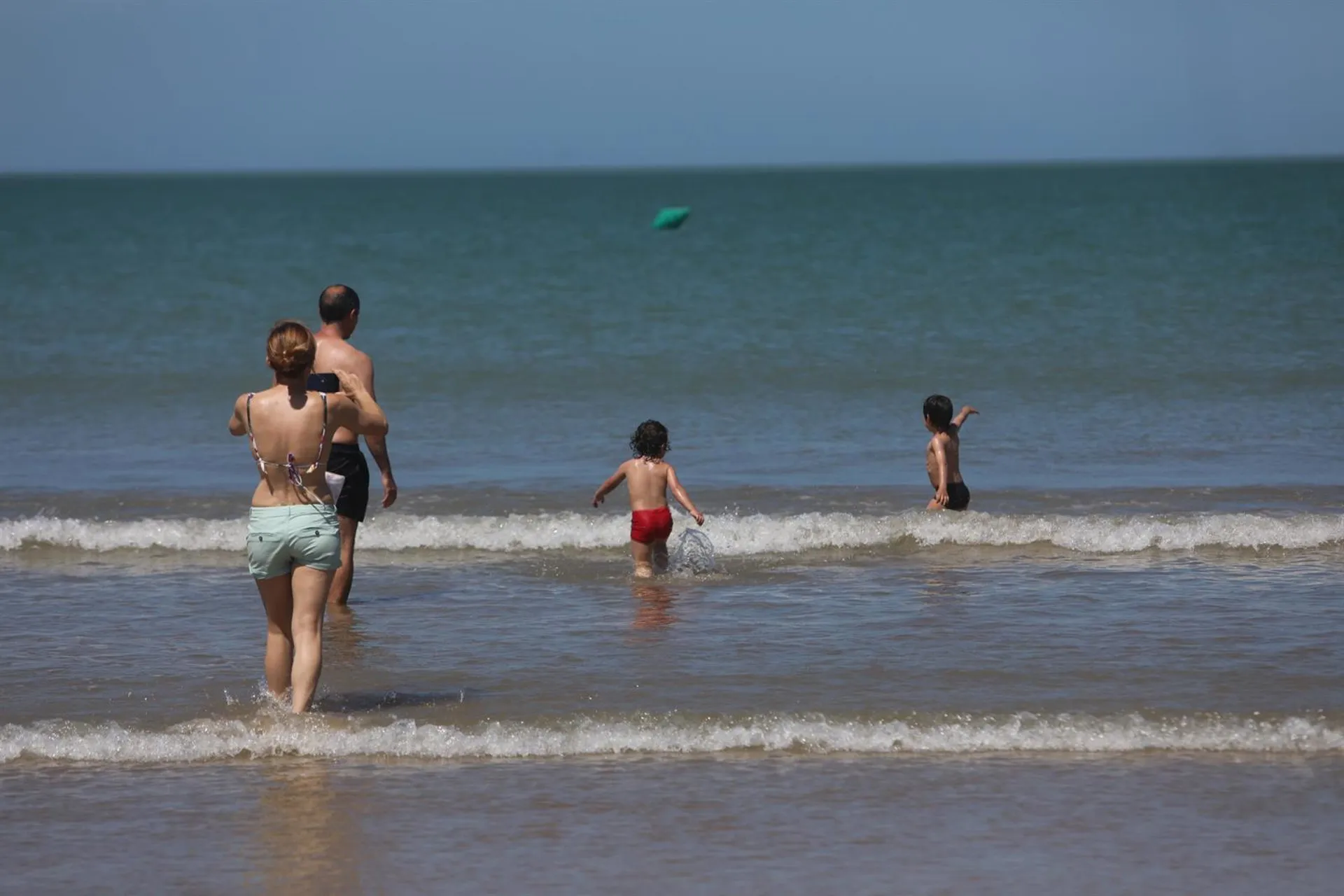 Bañistas en la playa de la Valdelagrana, en El Puerto de Santa María.