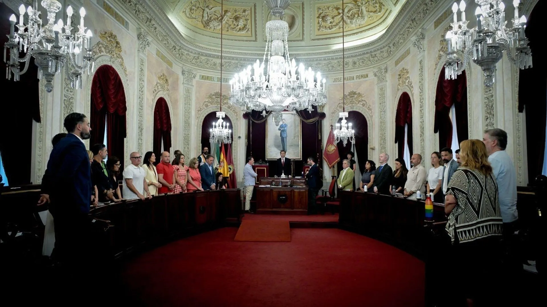 Minuto de silencio antes de comenzar este jueves la sesión plenaria en el Ayuntamiento de Cádiz