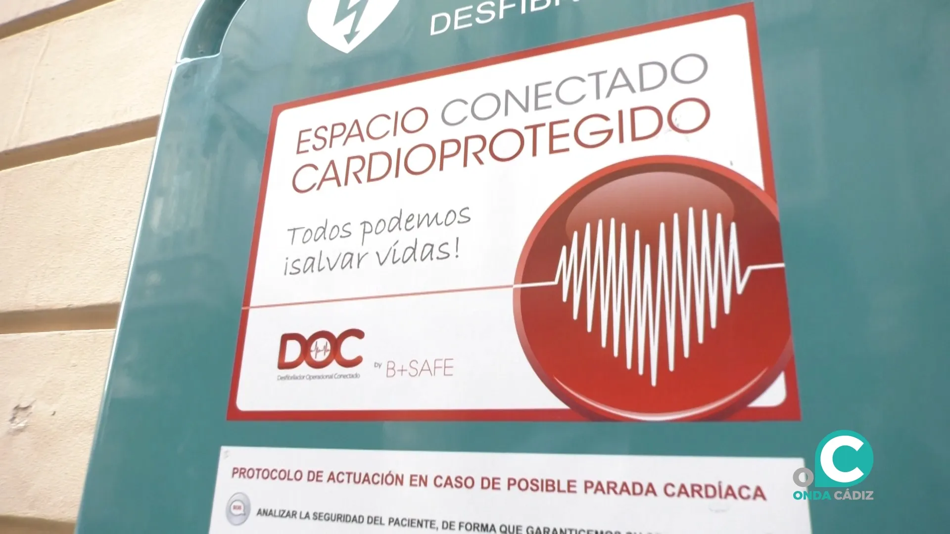 El desfibrilador es crucial en casos de paro cardíaco.