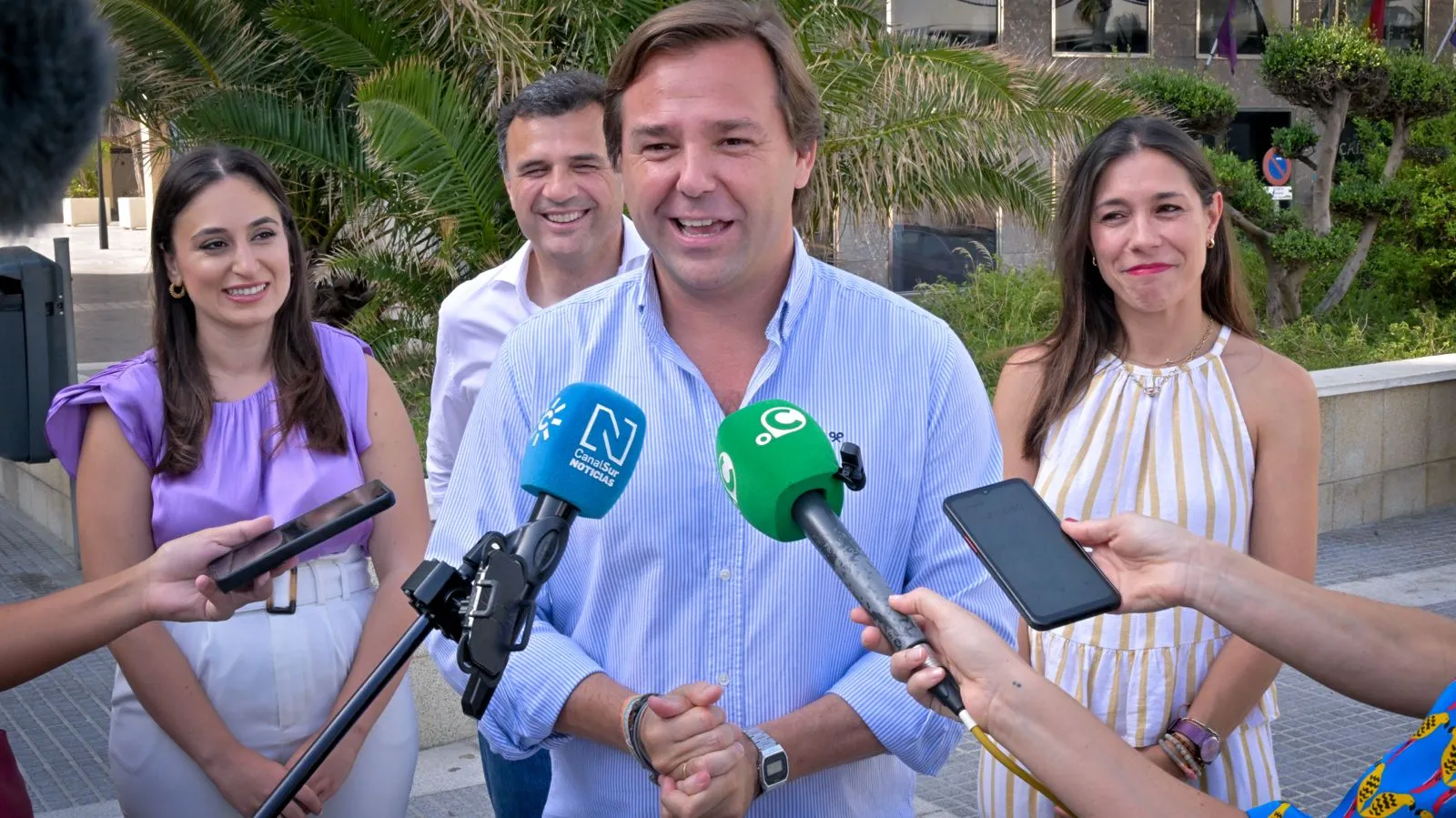 El secretario general del Partido Popular de Andalucía durante la atención a medios.