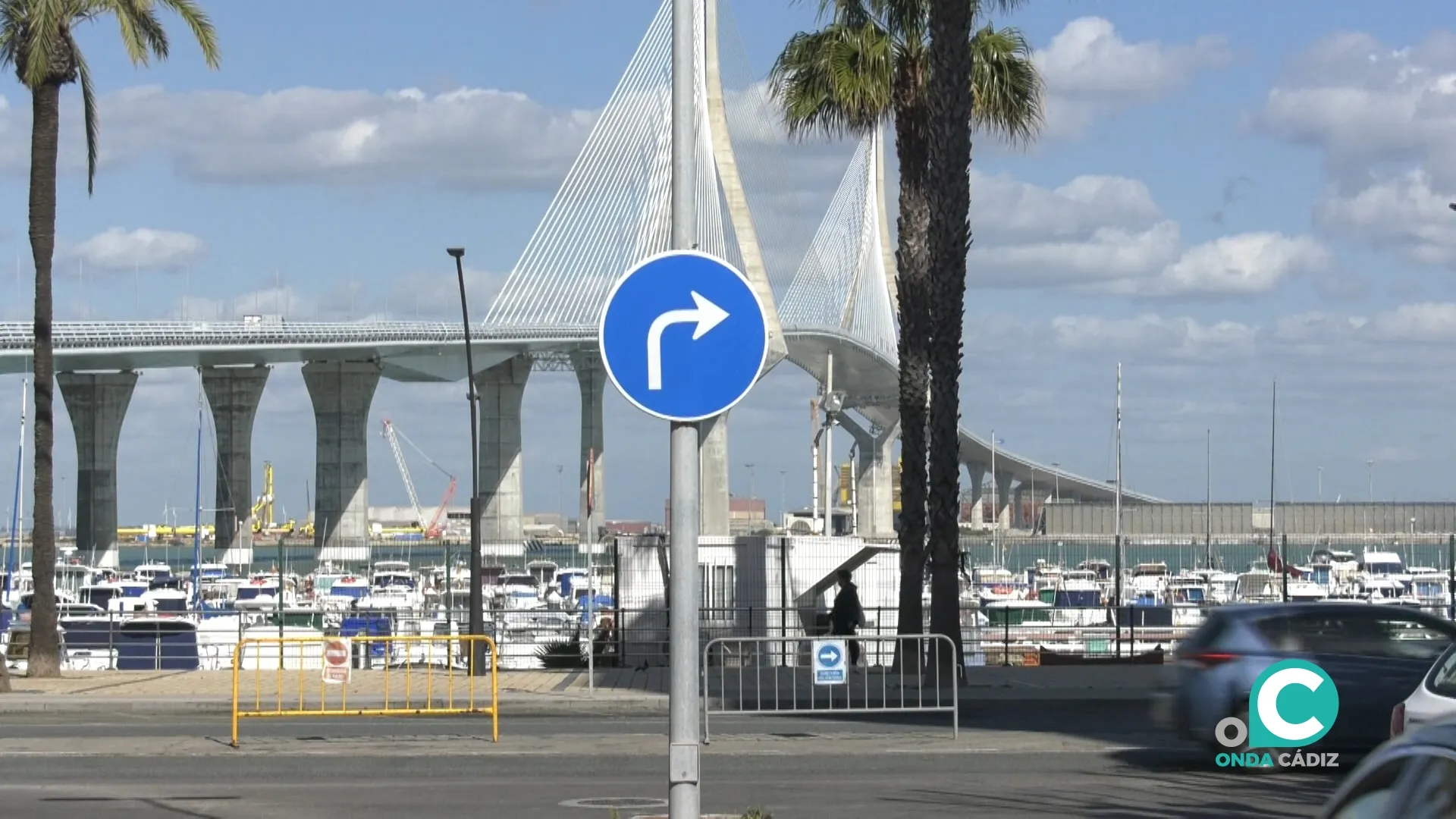 La mujer acabó siendo socorrida en el agua y fue llevada al club Viento de Levante.