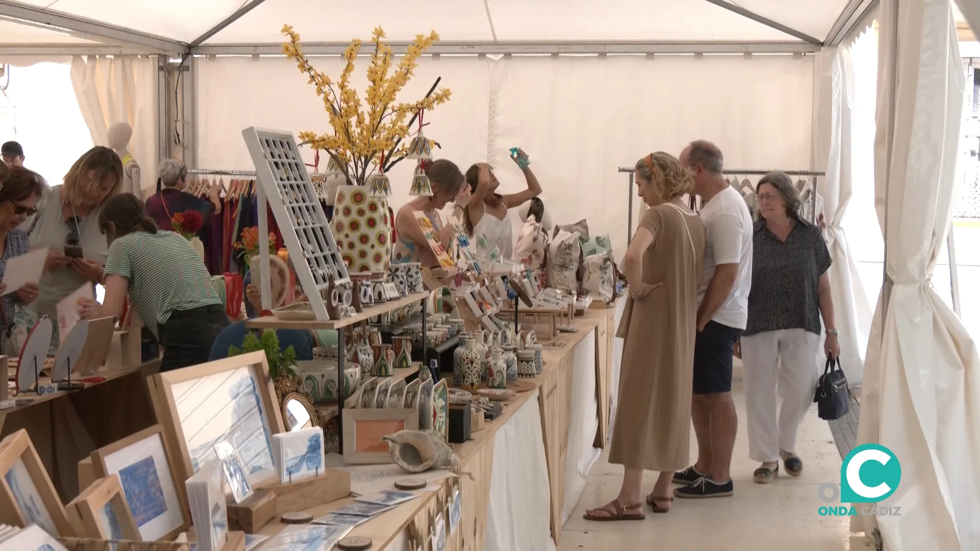 Público visitando el gran mercado de diseño artesanal instalado en Plaza de España. 