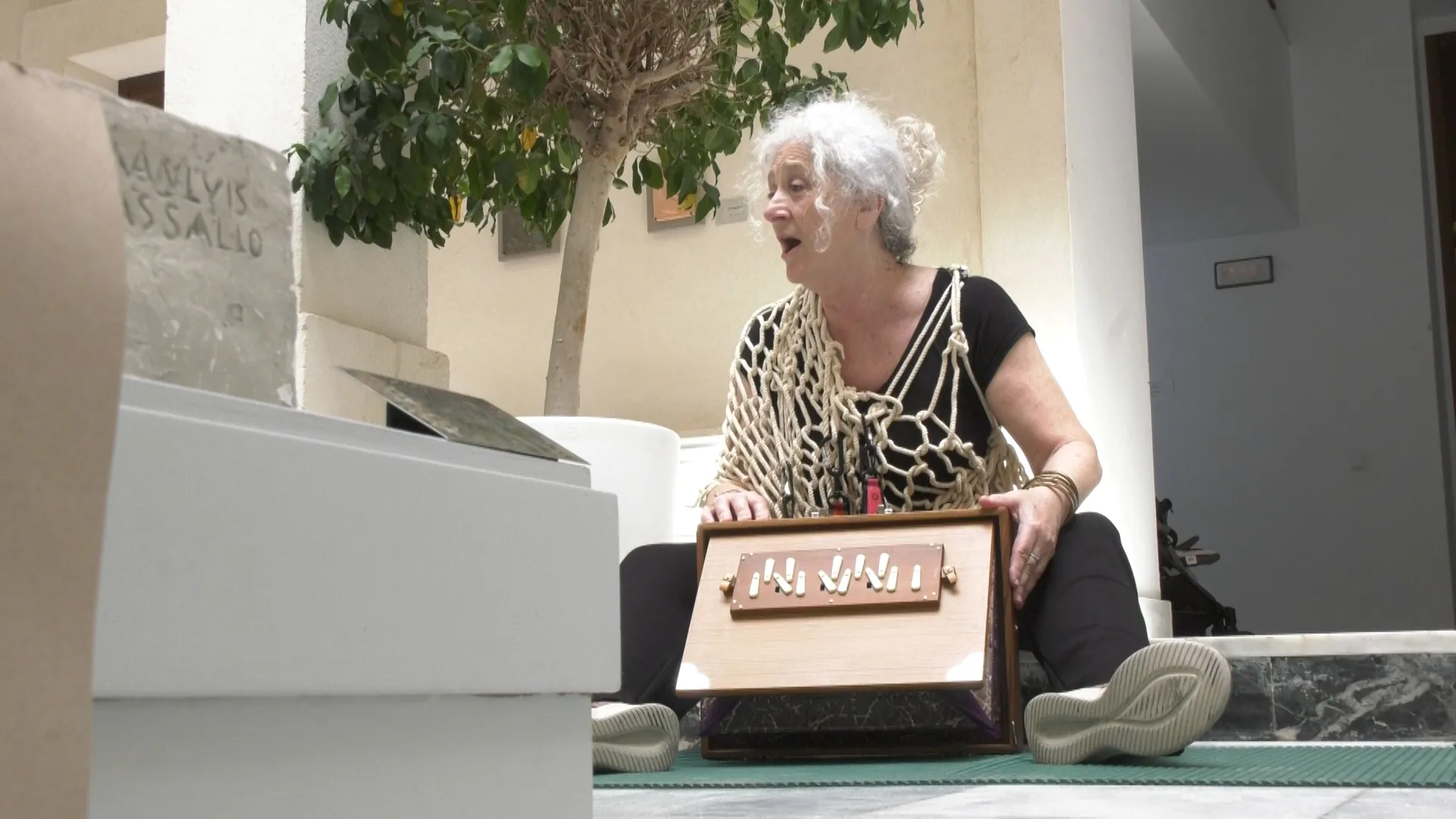 La artista Mafla Mora durante el taller impartido este sábado en la Casa de Iberoamérica.