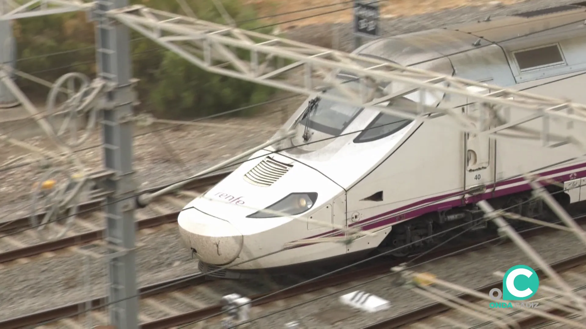 Imagen de archivo de un tren a su llegada a la estación de la capital gaditana