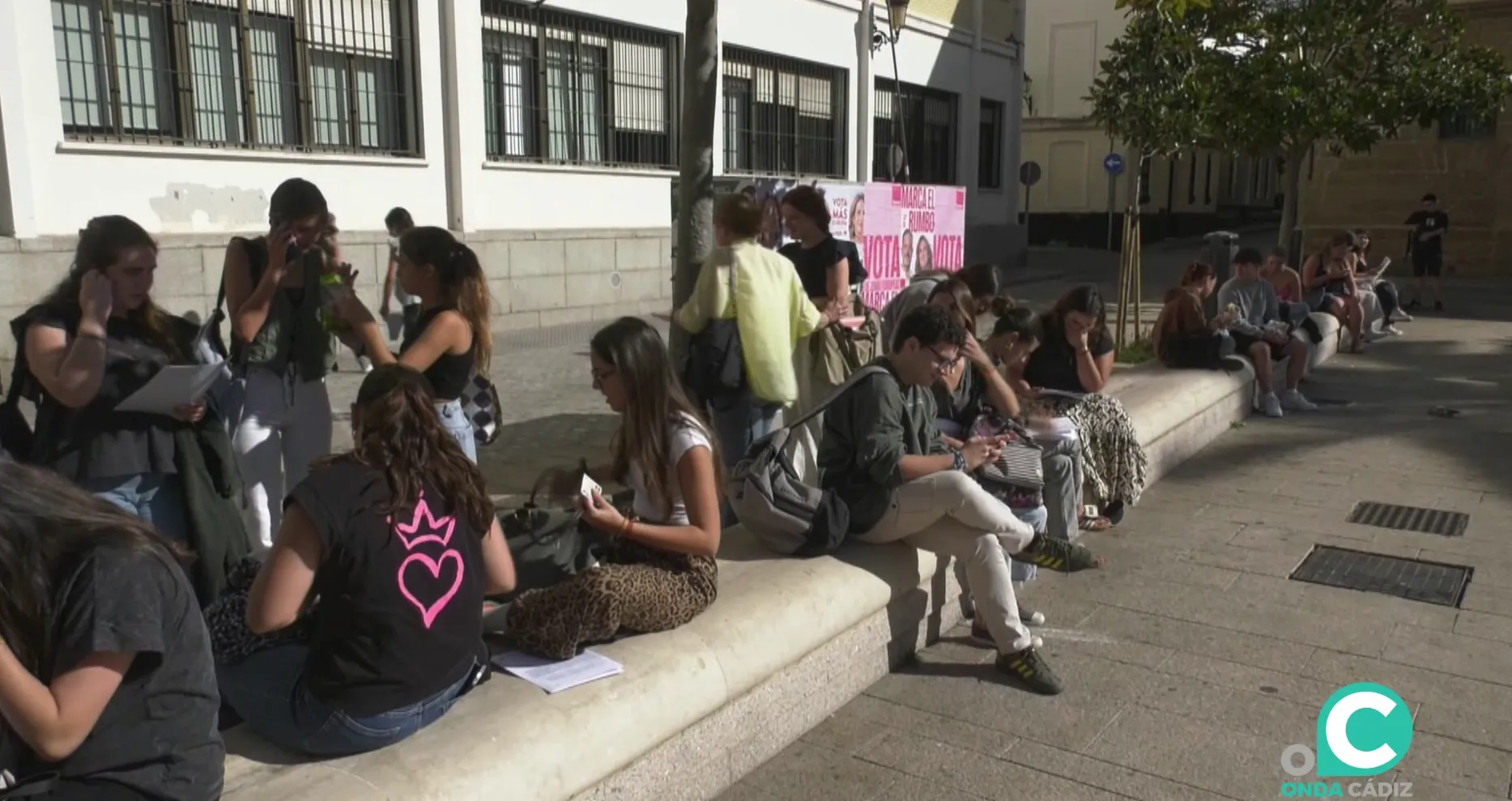Estudiantes aguardan delante de la facultad de Medicina antes del inicio de los examenes