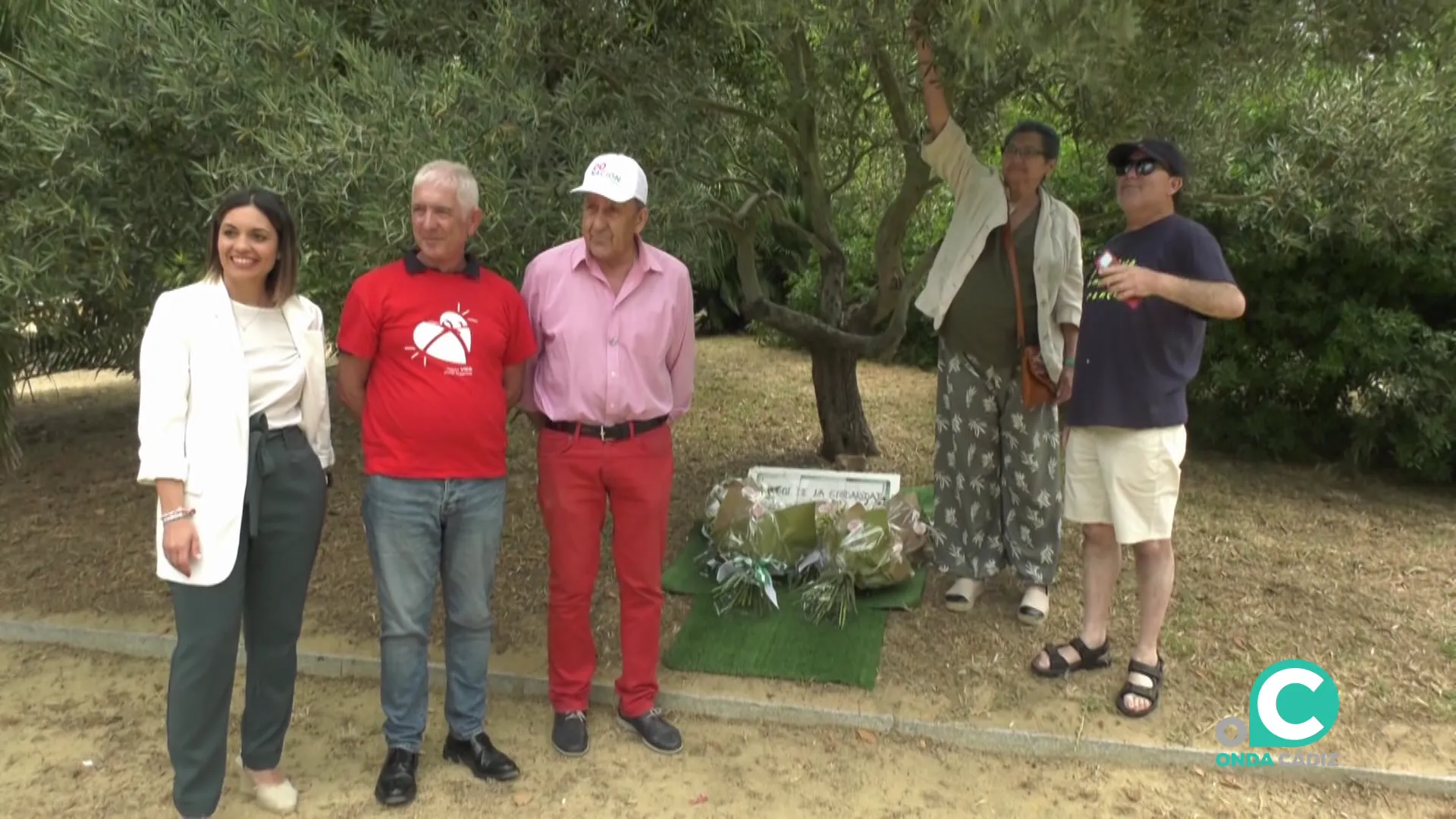 Protagonistas del acto tras la ofrenda en el arbol de la solidaridad