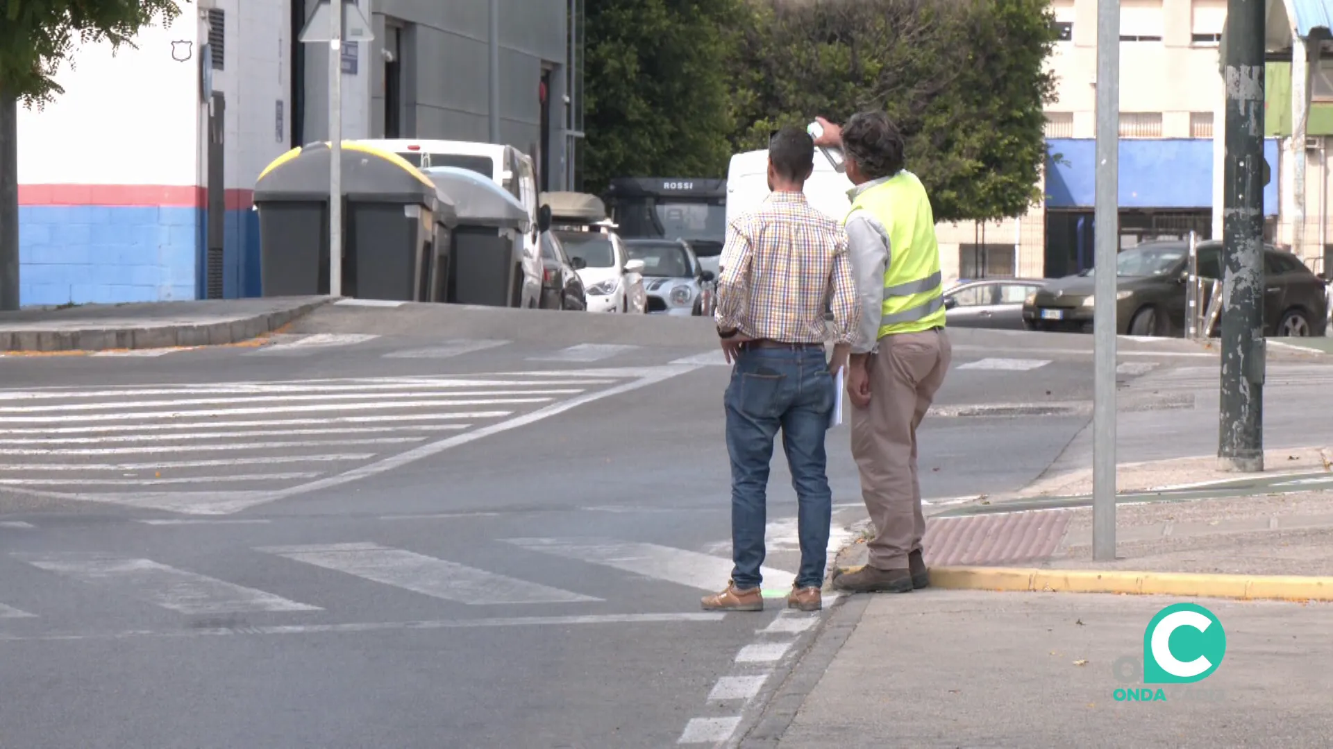 Dos técnicos inspeccionan la zona donde se van acometer las futuras actuaciones.