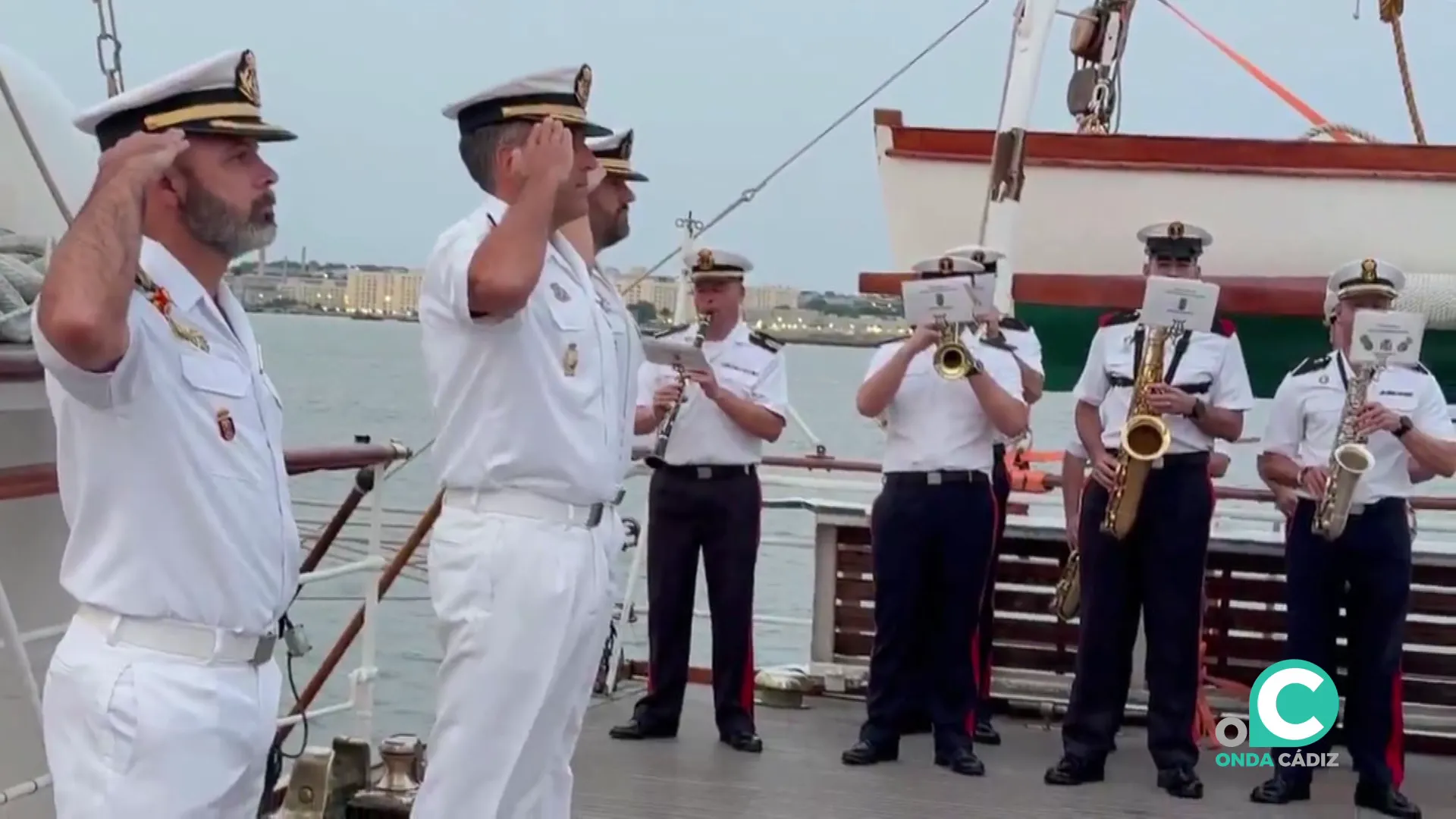 Momento del respetuso acto de memoria en aguas neoyorquinas