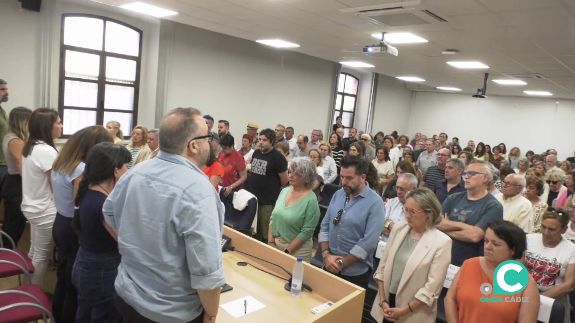 Minuto de silencio antes del comienzo del acto por las victimas del conflicto