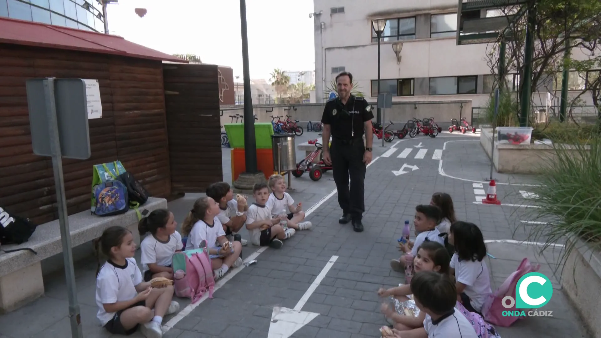 Sainz aconseja a los pequeños alumnos esta mañana antes de su adios