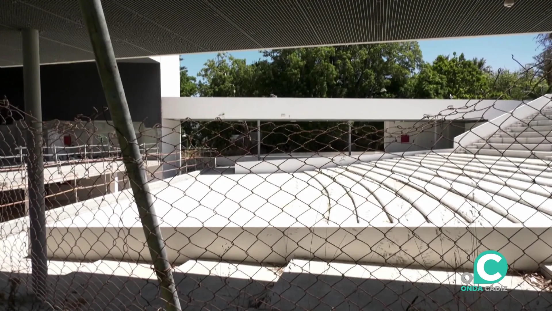 Imagen del valllado que protege actualmente el graderio del auditorio