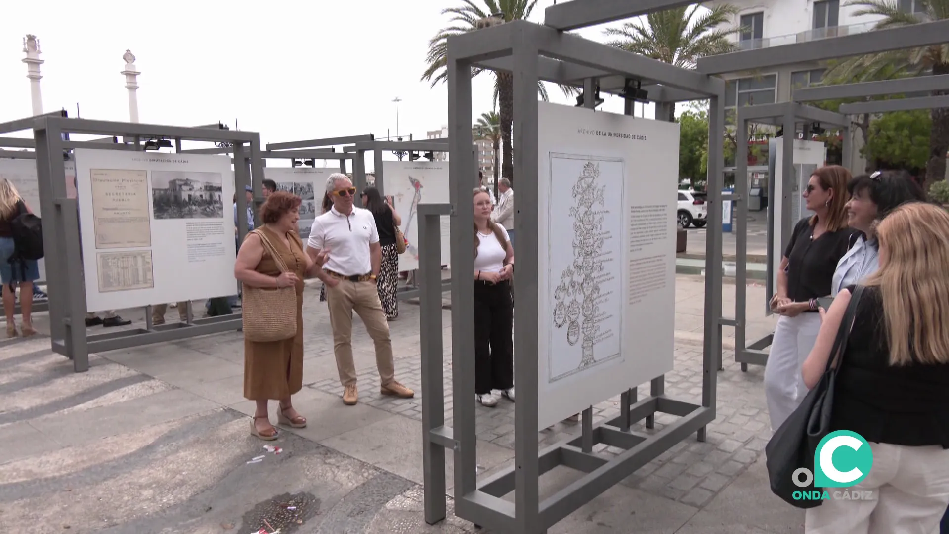 Numeroso público se acercó en esta peculiar paseo documental al aire libre de la capital gaditana