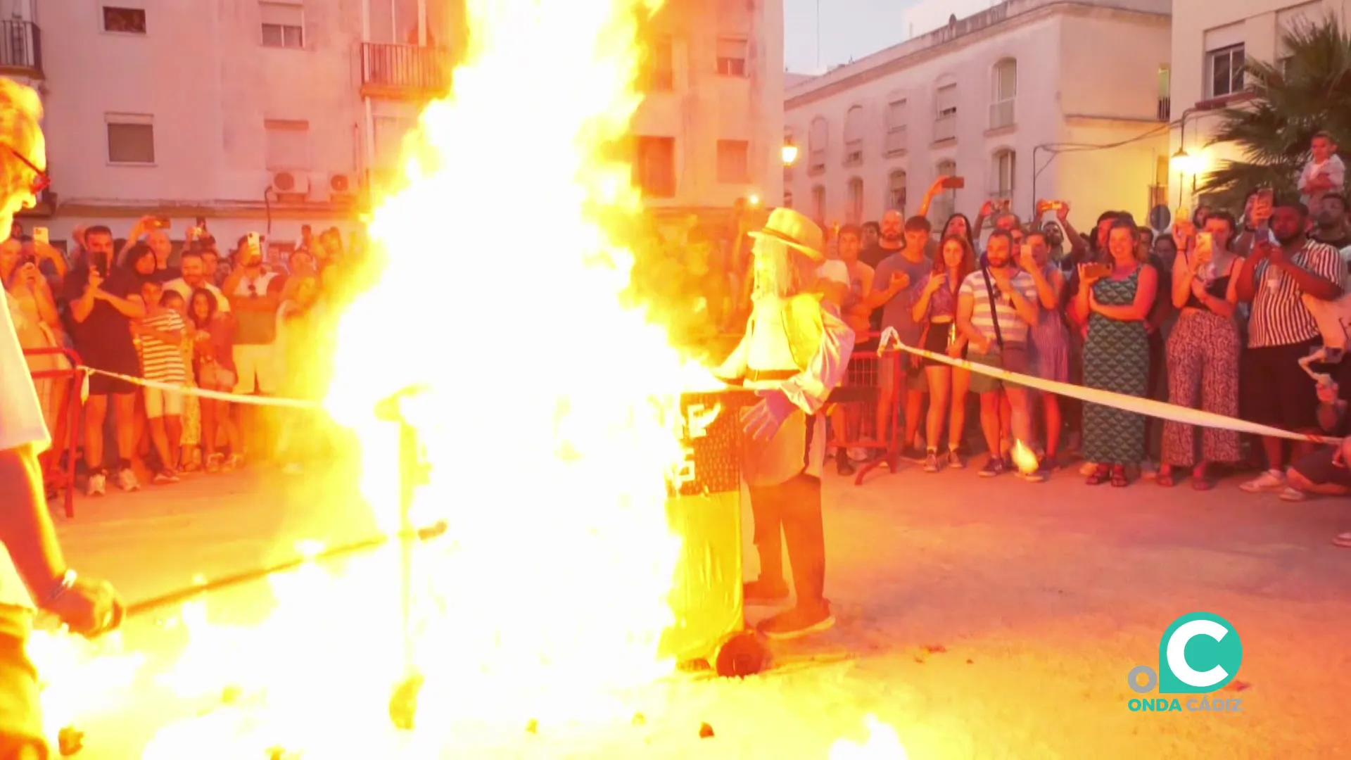 Las tradicionales hogueras asociadas con el solsticio volverán a ser protagonistas en la capital gaditana